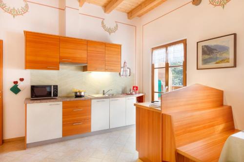 莫尔韦诺Casa Nonni的一间带木制橱柜和微波炉的厨房