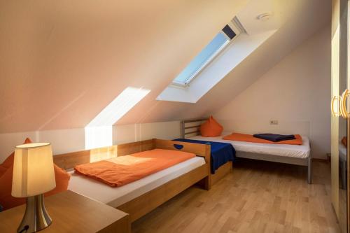 诺伊基希Ferienhof Sauter Friedrichshafen的阁楼间设有两张床,设有窗户