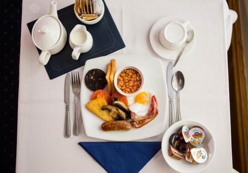赖德耶尔弗酒店的一张白色的桌子,上面有一盘早餐食品