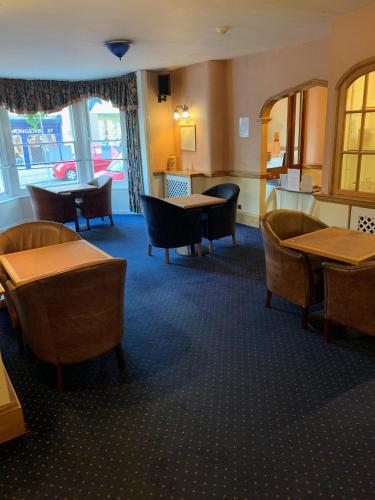 赖德耶尔弗酒店的用餐室设有桌椅和窗户。