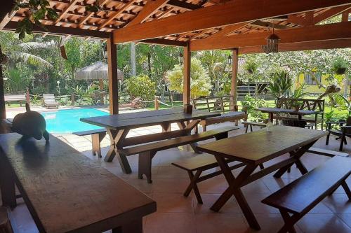 Praia do Bananal瑞坎托多斯利马旅馆的一个带桌椅的庭院和一个游泳池