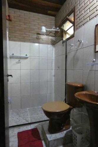 特林达德Pousada Mar Azul的浴室配有卫生间、淋浴和盥洗盆。