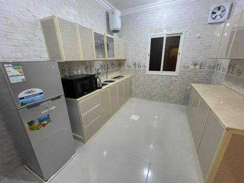 艾卜哈ابيات ميرا的厨房配有冰箱和微波炉。