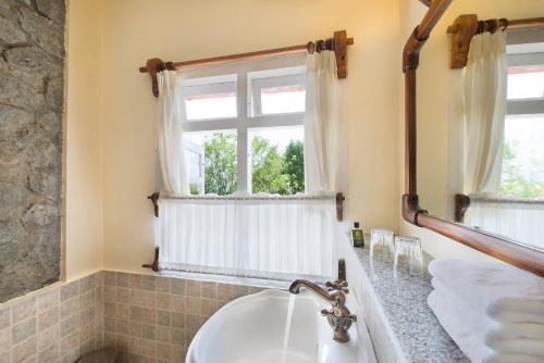 蒙纳Windermere Estate的一间带水槽和窗户的浴室