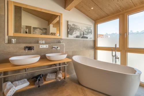 松托芬Stadt Chalet的浴室配有2个盥洗盆和1个浴缸。