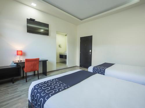 Smart Hotel Monterrey客房内的一张或多张床位