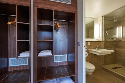 梅里尼亚克Kyriad Bordeaux - Merignac Aéroport的一间带卫生间和水槽的浴室