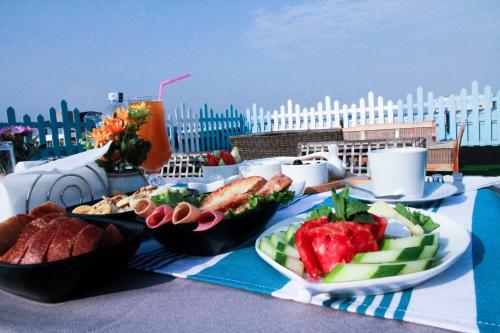阿克拉Euro Homes Hotel的餐桌,餐盘和饮料