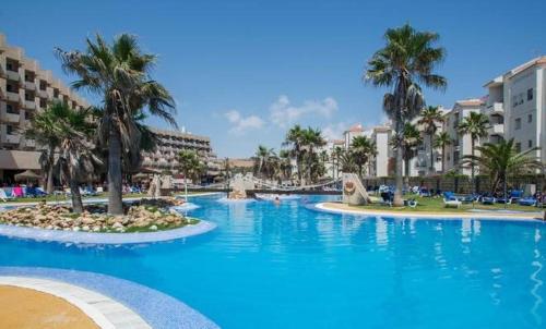 阿尔梅利马AR阿尔梅里玛尔酒店的一座棕榈树和建筑的大型游泳池