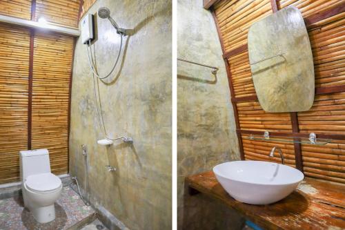 高兰Lanta Wild Beach Resort的带淋浴、盥洗盆和卫生间的浴室