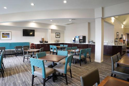 Comfort Suites Chincoteague Island Bayfront Resort餐厅或其他用餐的地方