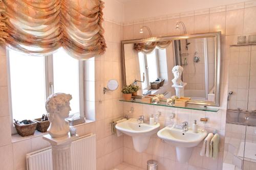 慕尼黑慕尼黑狮子民宿的浴室设有2个水槽和镜子