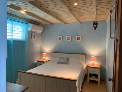 Dickenson BayVista Mare的一间卧室配有一张床和两张台灯。
