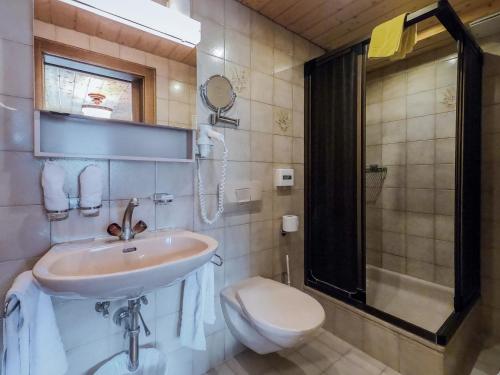 萨姆瑙恩Garni Soldanella的一间带水槽、卫生间和淋浴的浴室