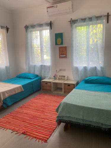 KidotiBig Furaha Villa的一间带两张床的卧室和红色地毯