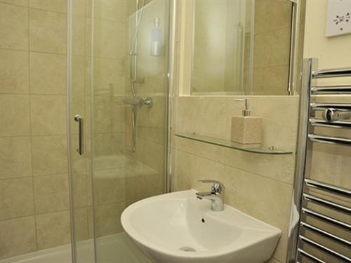 盖茨黑德哈柏斯小屋旅馆 的一间带水槽和淋浴的浴室