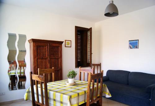 法维尼亚纳法福尼欧公寓的客厅配有桌子和沙发