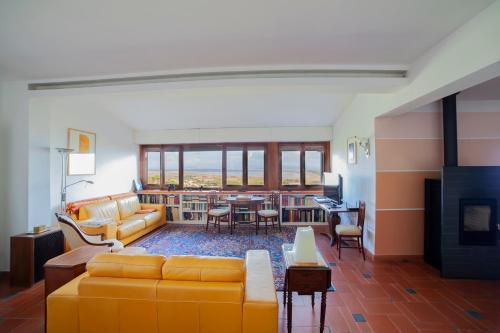 卡斯蒂里昂纳·德拉佩Primo Sole的带沙发的客厅和用餐室