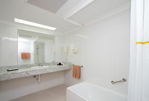 科拉雷侯Hotel Riu Oliva Beach Resort - All Inclusive的白色的浴室设有水槽和镜子