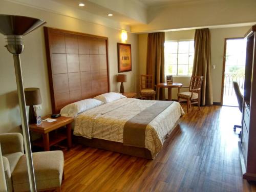 埃莫西约皇宫酒店的酒店客房设有床和客厅。