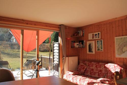 夏蒙尼-勃朗峰Comfortable Apartment With Terrace In Chamonix的带沙发和滑动玻璃门的客厅
