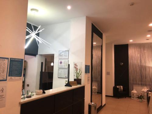 米兰帕拉迪索酒店的一间位于客房内的带镜子和水槽的浴室