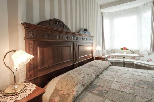 Oltre il Colle卡萨德斯住宿加早餐酒店的一间卧室配有一张大木床。