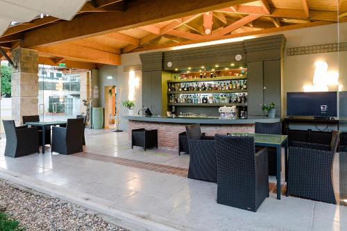 古勒冈卢西塔诺酒店的庭院设有酒吧和桌椅。