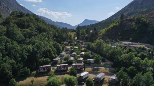 卡斯特拉讷Residence de Plein Air Panoramique à la Porte des Gorges du Verdon的享有山脉村庄的空中景致