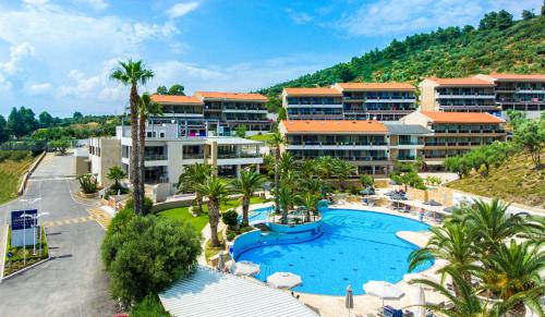 拉戈曼德拉Lagomandra Hotel and Spa的享有带游泳池的度假村的空中景致