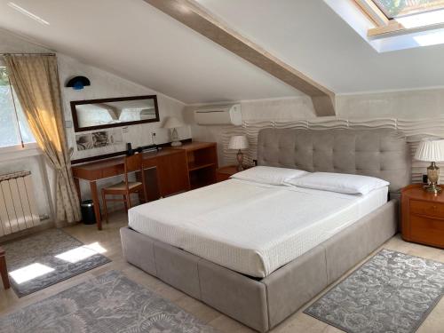 威尼斯丽都Oasis Lagoon Estate的一间卧室配有一张大床和一张书桌