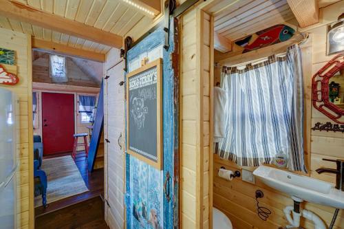 莱德维尔Tiny House Leadville Colorado的一间带水槽和墙上粉笔板的浴室