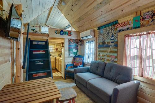 莱德维尔Tiny House Leadville Colorado的客厅配有沙发和桌子