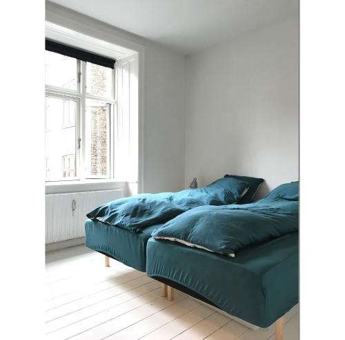 哥本哈根ApartmentInCopenhagen Apartment 1183的白色客房的一张绿色床,设有窗户