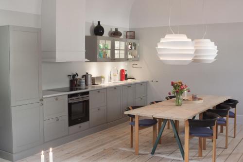 哥本哈根哥本哈根1185号公寓的一间带木桌的厨房和一间餐厅