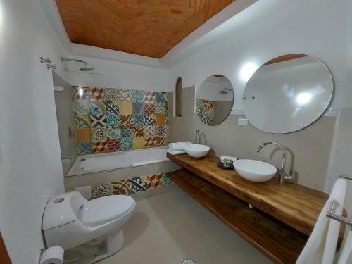 莱瓦镇La Alhambra Hotel Boutique的浴室设有2个水槽和2面镜子