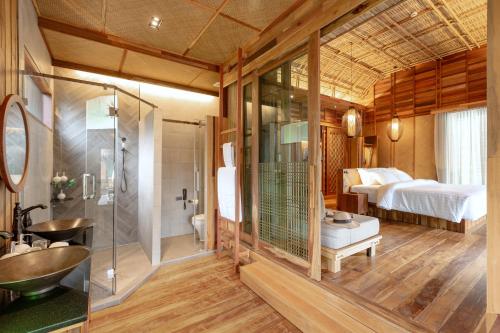 班奥南矛Venice Krabi Villa Resort的带淋浴的浴室和1间带1张床的卧室