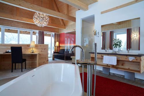 哈尔登熙Romantik Resort & SPA Der Laterndl Hof的一间带浴缸的浴室