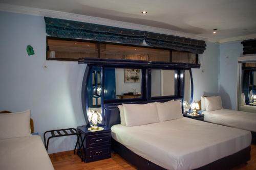 LenasiaLenasia Guest Lodge的一间卧室设有两张床和两张台灯。