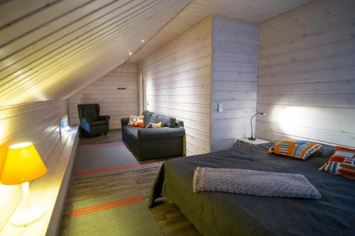 阿卡斯洛姆波罗埃托梅斯II号乡村民宿的一间卧室配有一张床和一个沙发