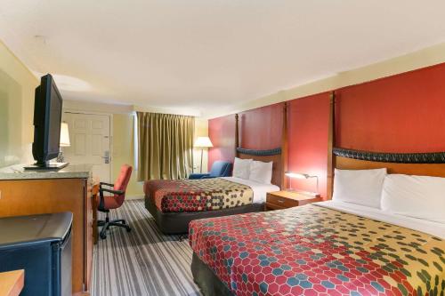 弗雷德里克Econo Lodge Frederick I-70的酒店客房设有两张床和一台平面电视。