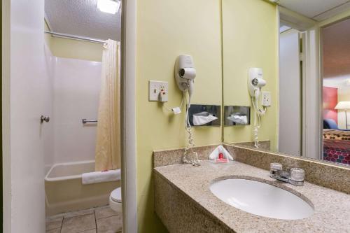 弗雷德里克Econo Lodge Frederick I-70的一间带水槽、卫生间和镜子的浴室
