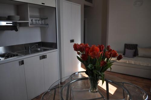 佛罗伦萨乐木拉公寓的厨房里玻璃桌上的花瓶