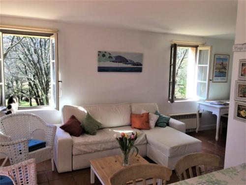 拉加尔代弗雷纳Villa Fontane Cottage的客厅配有沙发和桌子
