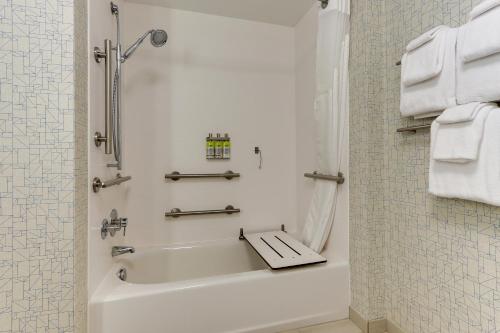 索格蒂斯Holiday Inn Express & Suites - Saugerties - Hudson Valley, an IHG Hotel的浴室配有浴缸、淋浴和毛巾。