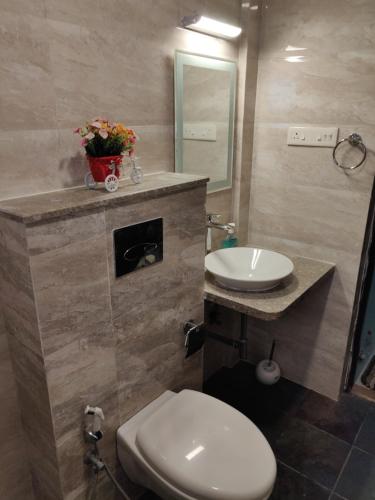 阿伯来Areia De Goa Luxury Condo的浴室配有白色卫生间和盥洗盆。