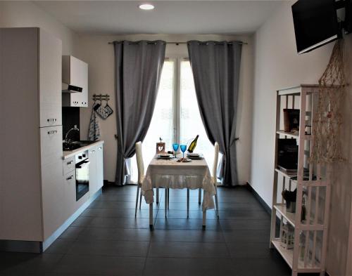 Polesine CameriniMare&Terra... Alloggi nel Delta的一个带桌子和窗户的小厨房