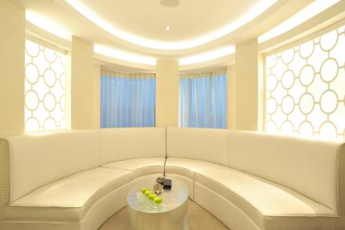 开罗Sun City Hotel - The Gabriel的客厅配有一张白色沙发及桌子
