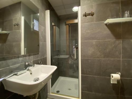 卡里拉博纳维斯塔旅馆的一间带水槽和淋浴的浴室