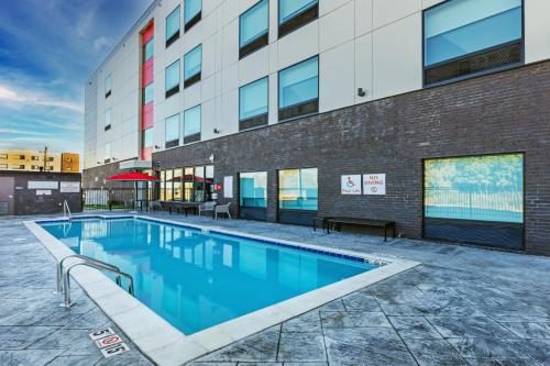 本顿维尔avid hotels - Bentonville - Rogers, an IHG Hotel的大楼前的游泳池